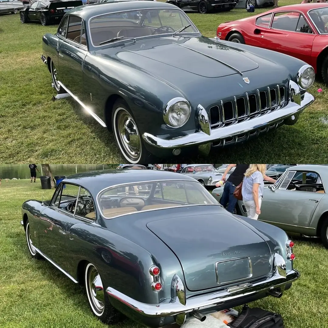 نمای کناری خودروی کلاسیک سیزیتالیا ۸۰۸XF مدل ۱۹۵۲ به رنگ آبی متالیک با طراحی بدنه گیا و رینگ‌های کلاسیک کرومی در فضای باز.