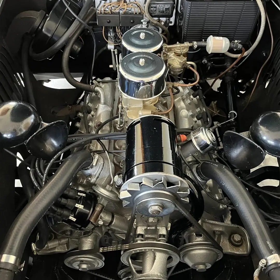 نمای کناری خودروی کلاسیک سیزیتالیا ۸۰۸XF مدل ۱۹۵۲ به رنگ آبی متالیک با طراحی بدنه گیا و رینگ‌های کلاسیک کرومی در فضای باز.