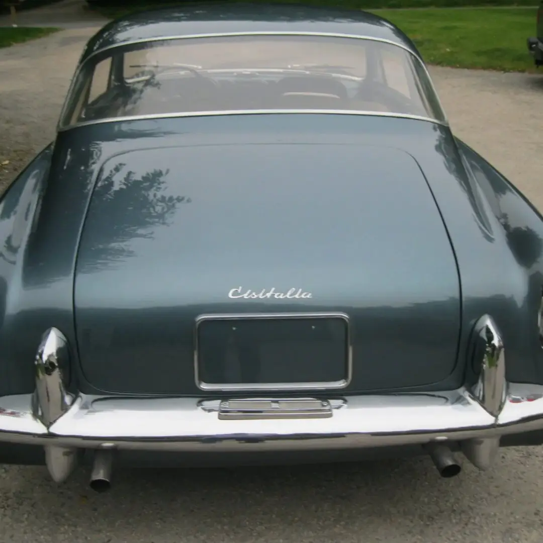 نمای کناری خودروی کلاسیک سیزیتالیا ۸۰۸XF مدل ۱۹۵۲ به رنگ آبی متالیک با طراحی بدنه گیا و رینگ‌های کلاسیک کرومی در فضای باز.