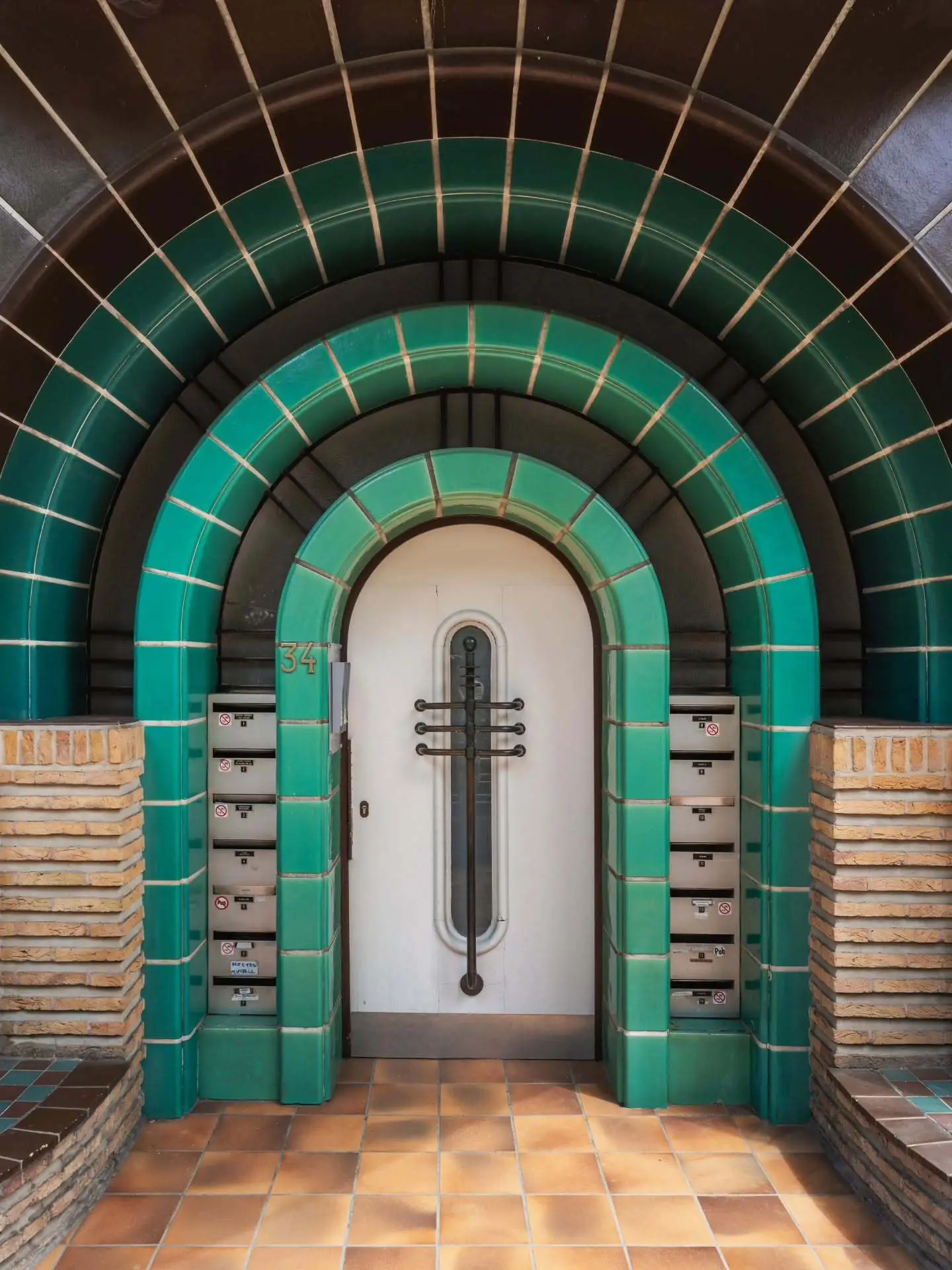 مجموعه‌ای از تصاویر درهای ورودی مدرنیستی در شهرهای بروکسل و آنتورپ بلژیک با تنوع سبک‌های آرت دکو، آرت نوو و مدرنیسم قرن بیستم