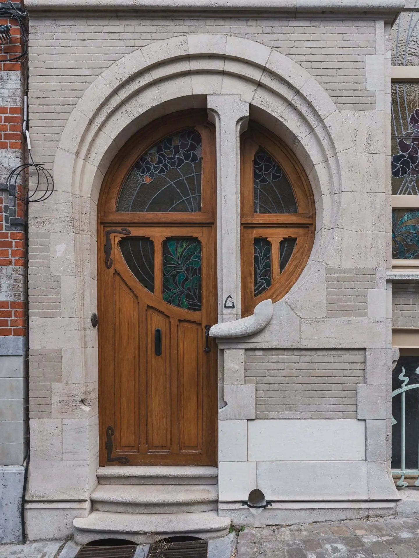 مجموعه‌ای از تصاویر درهای ورودی مدرنیستی در شهرهای بروکسل و آنتورپ بلژیک با تنوع سبک‌های آرت دکو، آرت نوو و مدرنیسم قرن بیستم