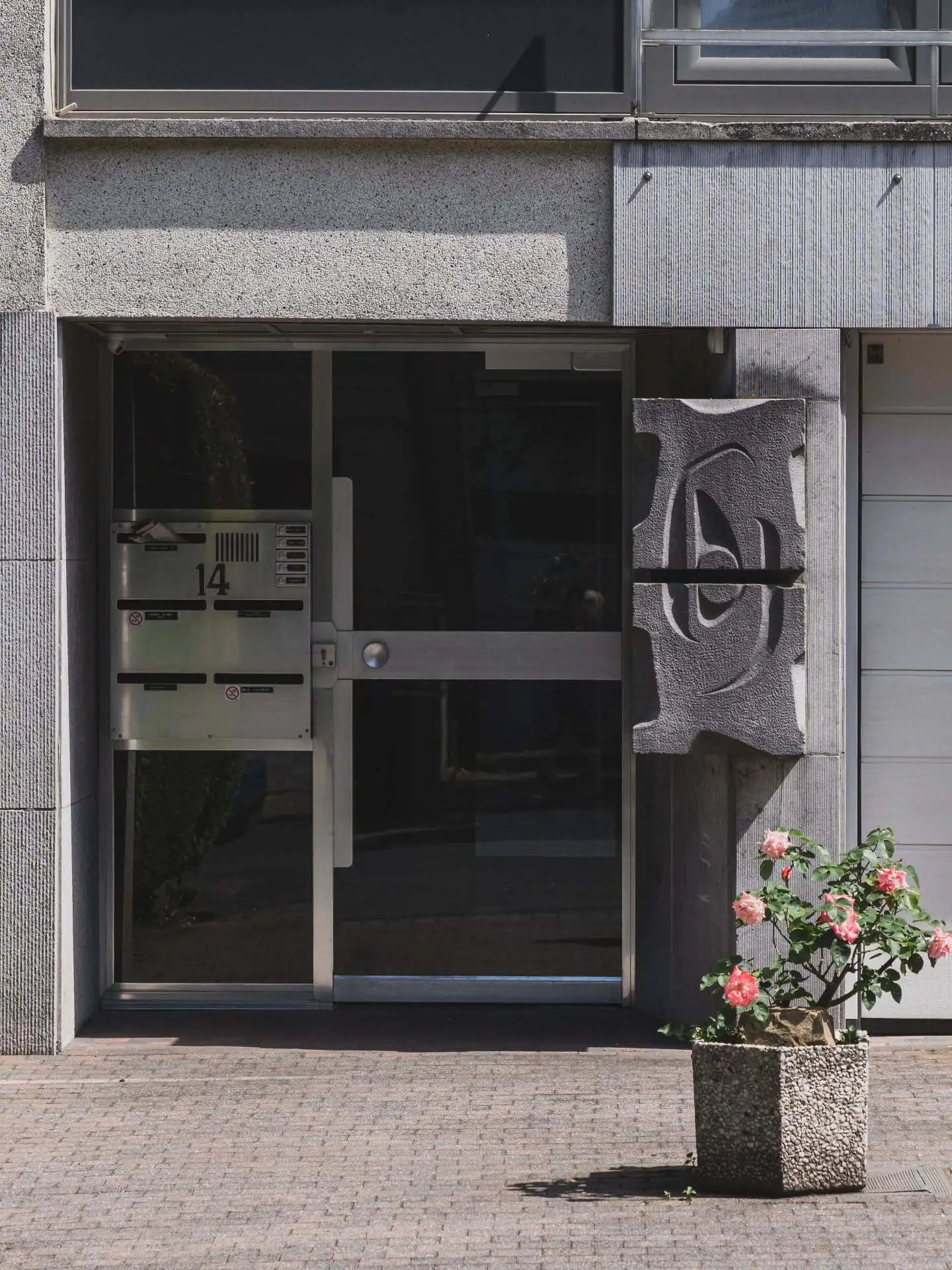 مجموعه‌ای از تصاویر درهای ورودی مدرنیستی در شهرهای بروکسل و آنتورپ بلژیک با تنوع سبک‌های آرت دکو، آرت نوو و مدرنیسم قرن بیستم