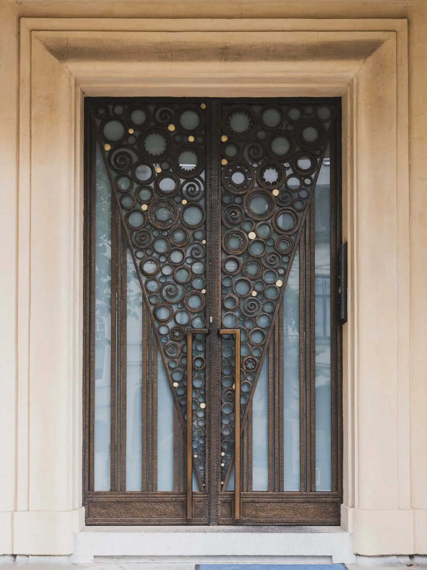 مجموعه‌ای از تصاویر درهای ورودی مدرنیستی در شهرهای بروکسل و آنتورپ بلژیک با تنوع سبک‌های آرت دکو، آرت نوو و مدرنیسم قرن بیستم