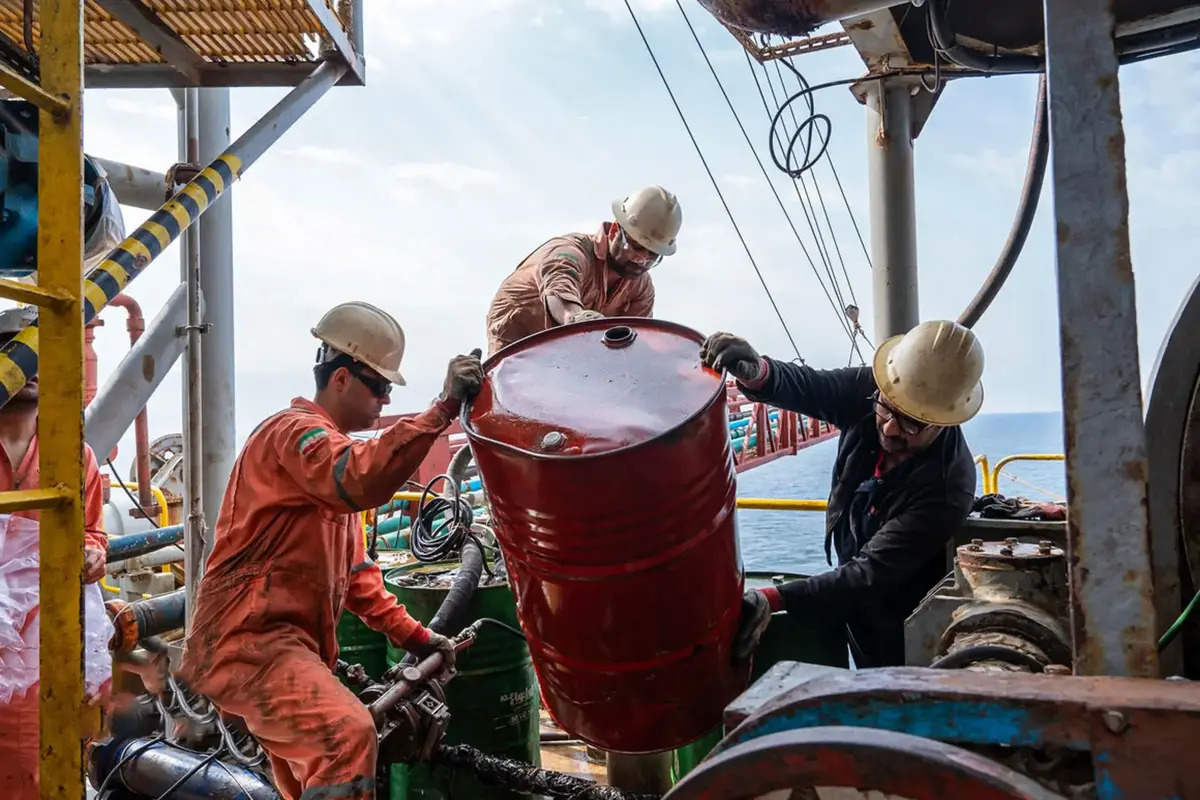 قیمت نفت جهانی در سقوطی تازه؛ چه عواملی بازار را تحت تاثیر قرار داد؟