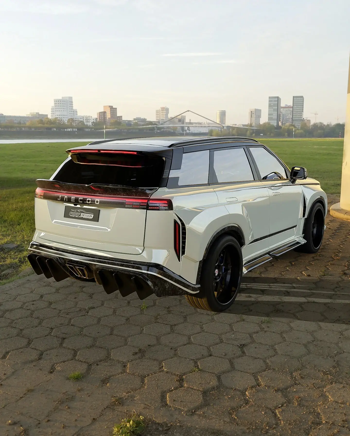 شاسی بلند لوکانو ال7 با بدنه اسپرت 