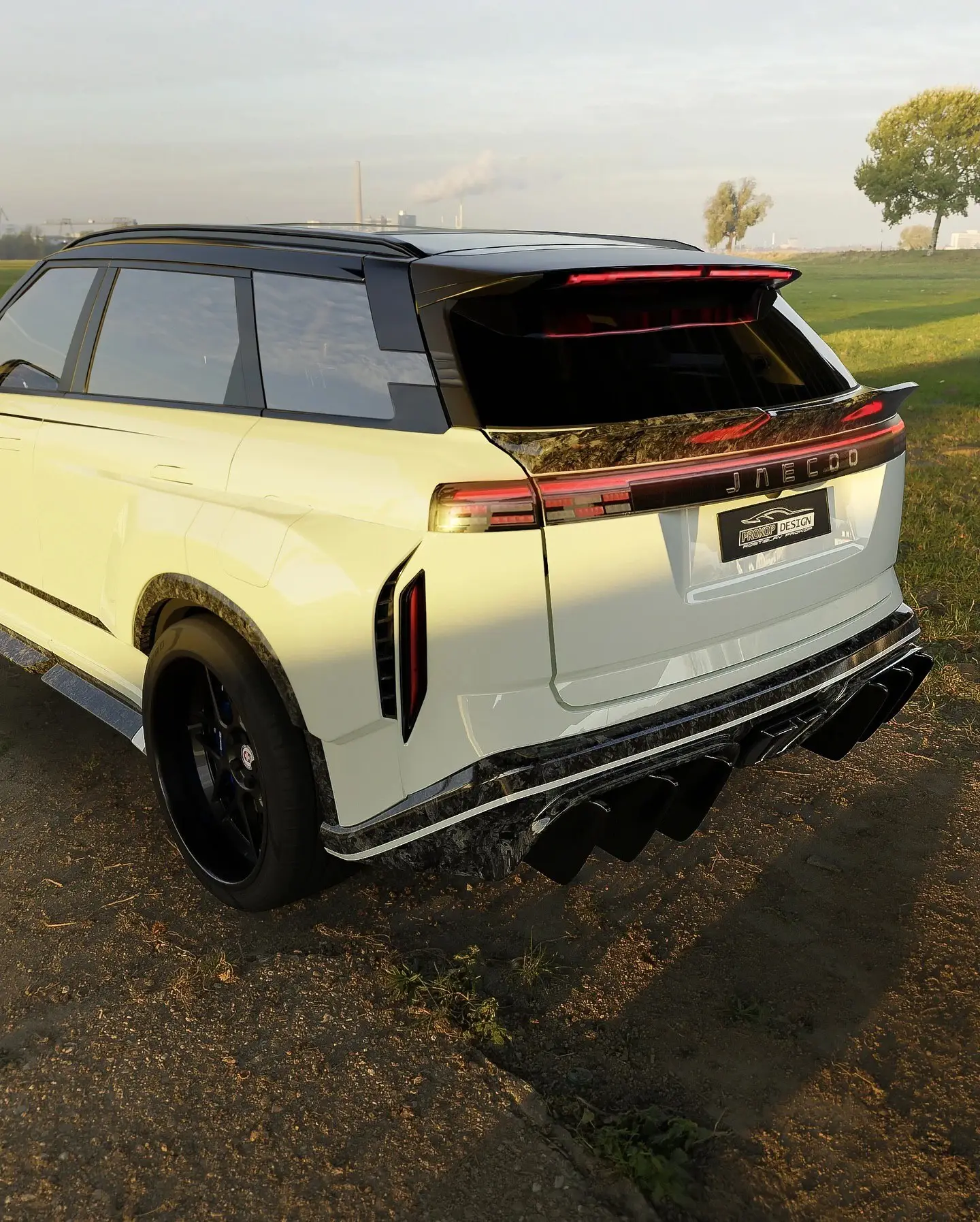 شاسی بلند لوکانو ال7 با بدنه اسپرت 