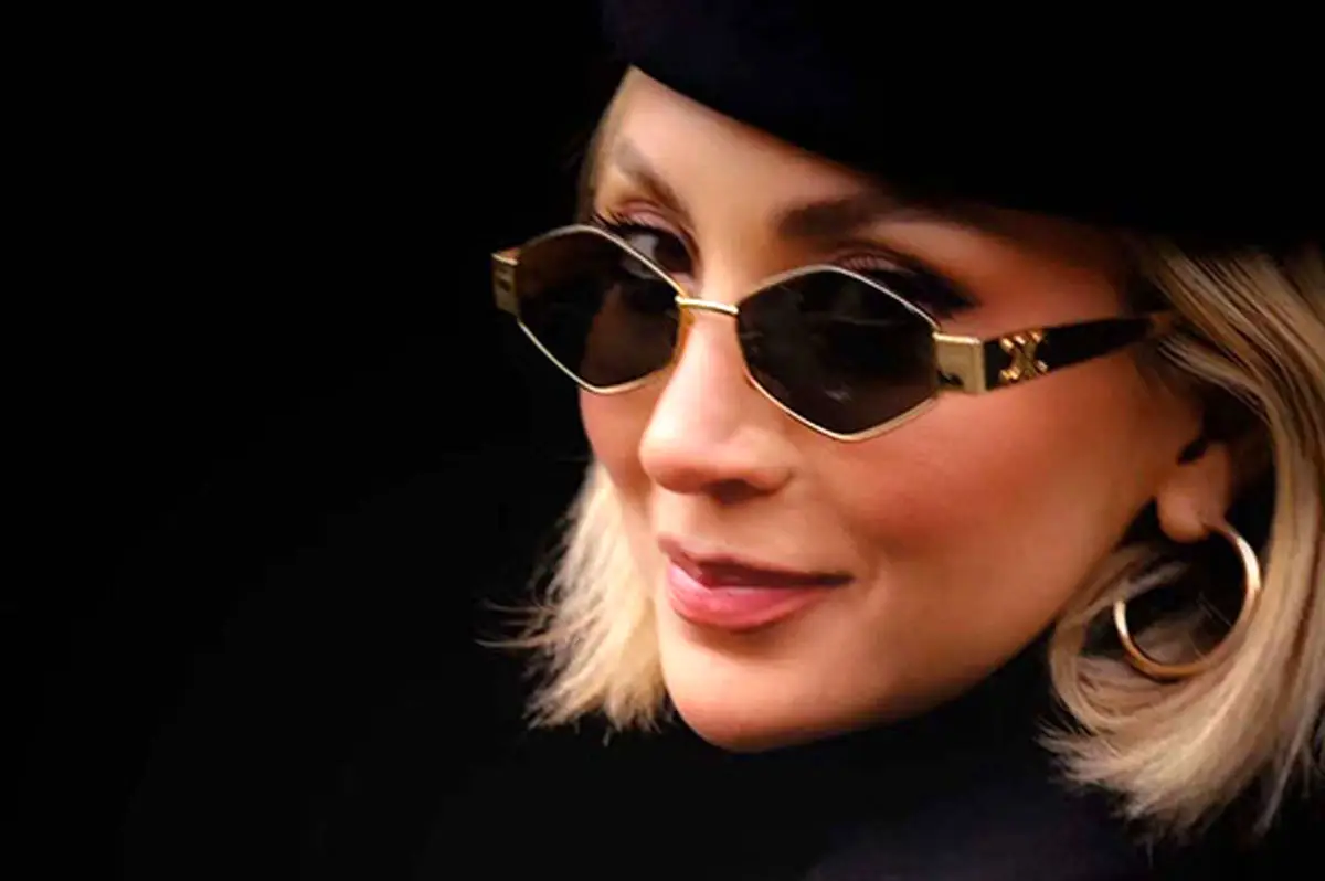 درخشش مینا مختاری با استایلی تاریک و سلطنتی در خیابان‌های شهر!