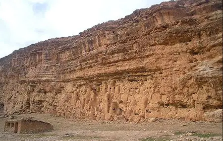 انبارهای ۸۰۰ ساله گندم در دل صخره‌های روستای زید استان ایلام