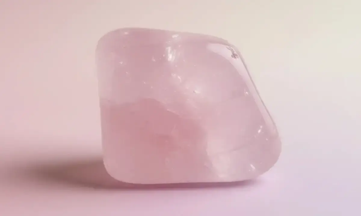 رازهای شگفت‌انگیز سنگ رز کوارتز؛ چگونه این کریستال صورتی عشق و سلامت را به زندگی‌تان می‌آورد؟