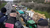 کشاورزان فرانسوی بی‌توجه به وعده‌ها، همچنان جاده‌ها را مسدود کردند!