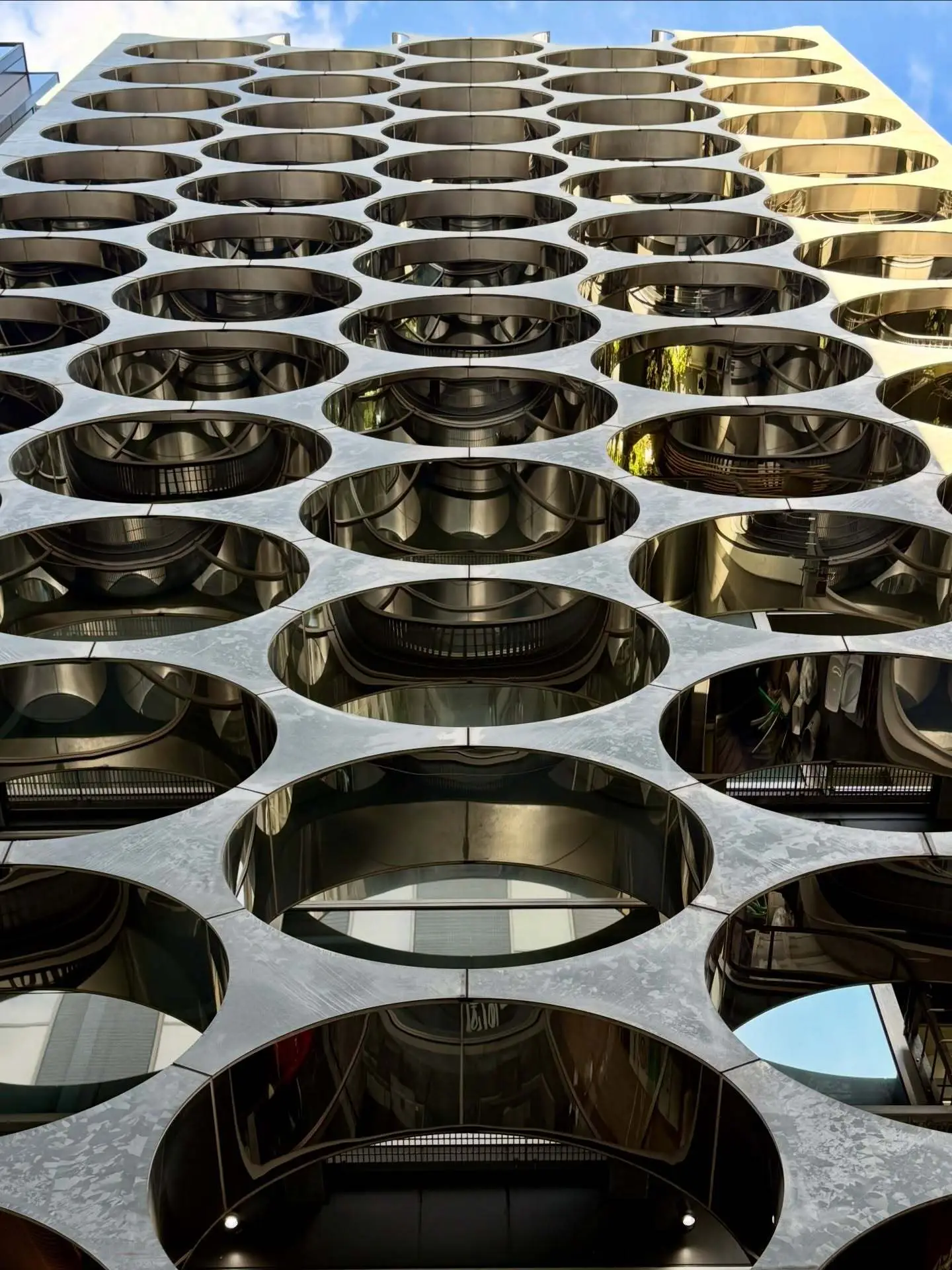 نمای خارجی ساختمان آلفا ماتریکس در توکیو اثر تاکتو شیموهیگوشی، با قاب‌های فلزی مستطیلی و پنل‌های شیشه‌ای مدرن در منطقه گینزا.