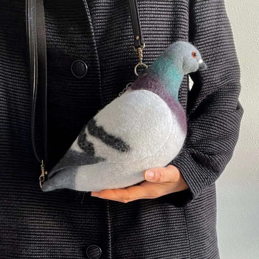 نمای نزدیک از کیف دوشی دست‌ساز طرح کبوتر (Dobato) ورژن ۲۰۲۵ با جزئیات دقیق دوخت