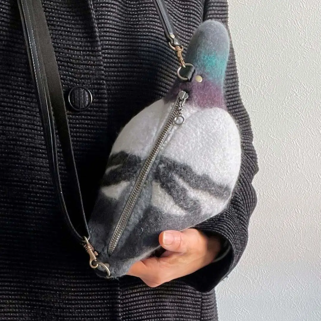 نمای نزدیک از کیف دوشی دست‌ساز طرح کبوتر (Dobato) ورژن ۲۰۲۵ با جزئیات دقیق دوخت