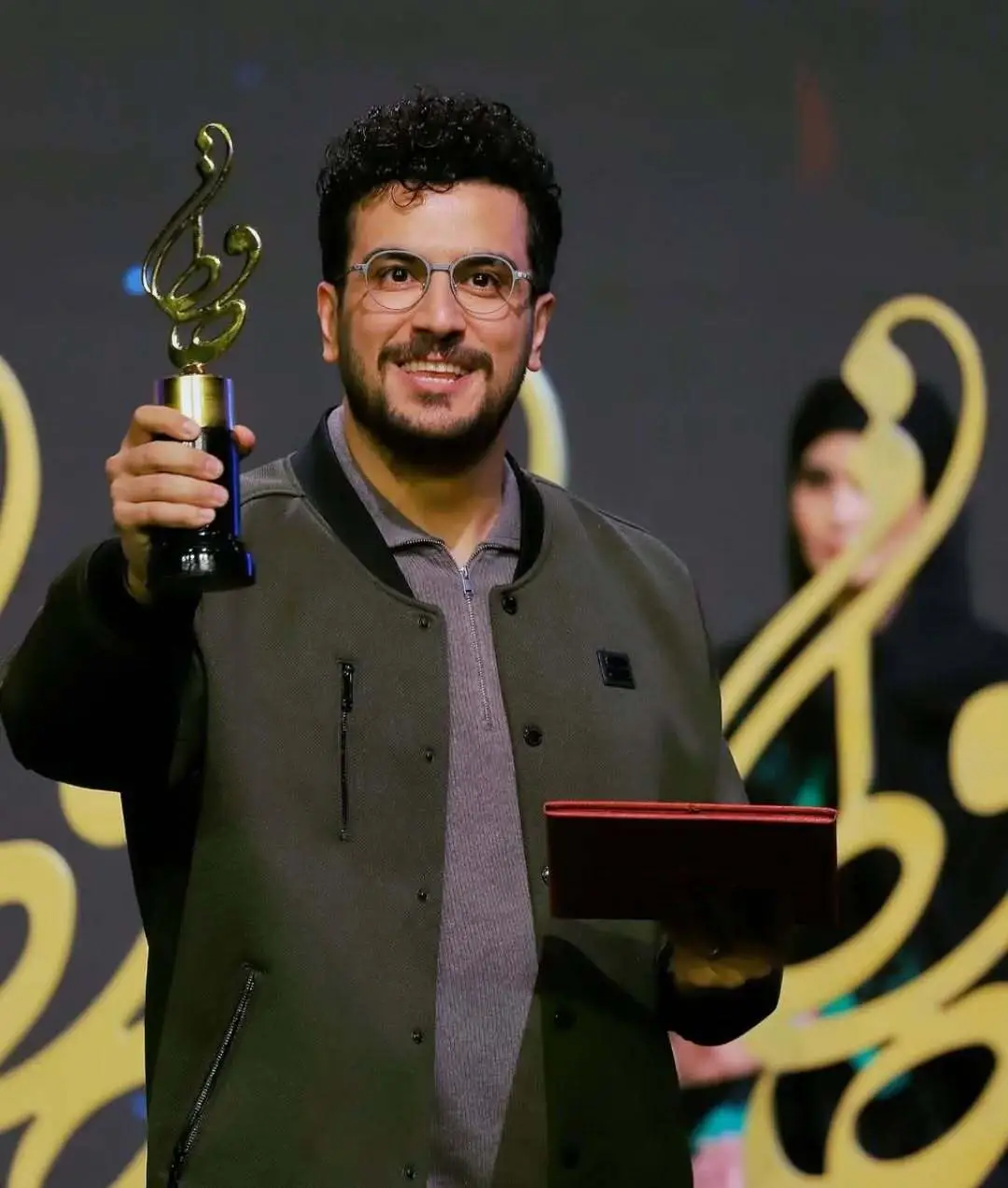 مراسم حافظ امسال میزبان امیرحسین قیاسی بود که با پوششی رسمی در کنار همسرش مقابل دوربین‌ها قرار گرفت