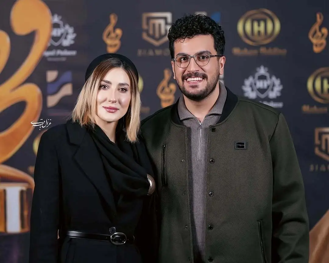 مراسم حافظ امسال میزبان امیرحسین قیاسی بود که با پوششی رسمی در کنار همسرش مقابل دوربین‌ها قرار گرفت