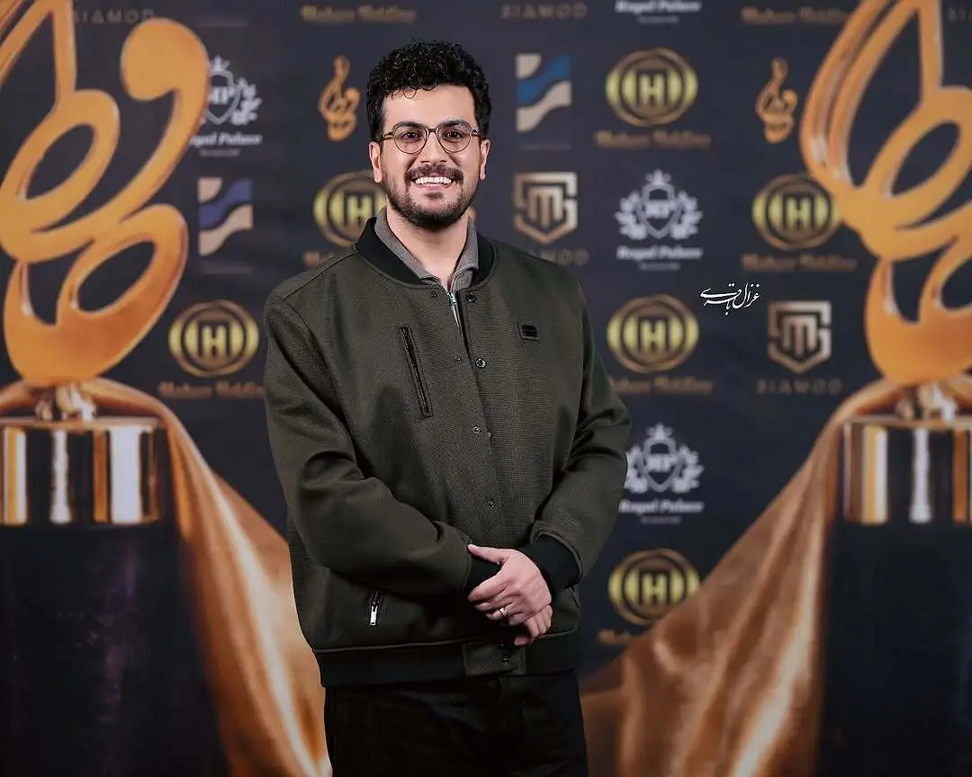 مراسم حافظ امسال میزبان امیرحسین قیاسی بود که با پوششی رسمی در کنار همسرش مقابل دوربین‌ها قرار گرفت