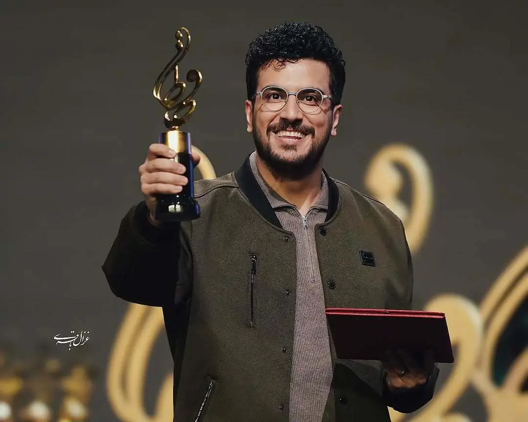 مراسم حافظ امسال میزبان امیرحسین قیاسی بود که با پوششی رسمی در کنار همسرش مقابل دوربین‌ها قرار گرفت