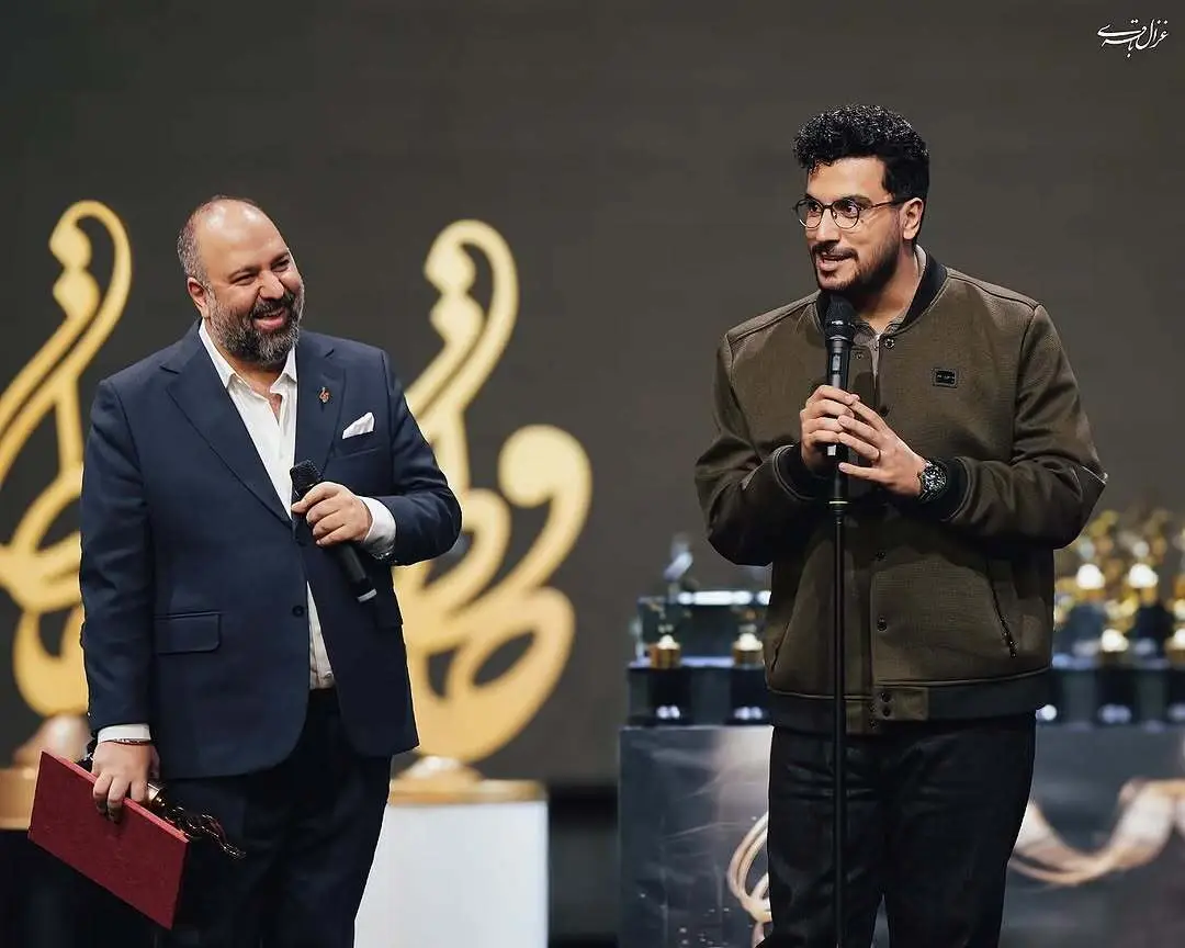 مراسم حافظ امسال میزبان امیرحسین قیاسی بود که با پوششی رسمی در کنار همسرش مقابل دوربین‌ها قرار گرفت