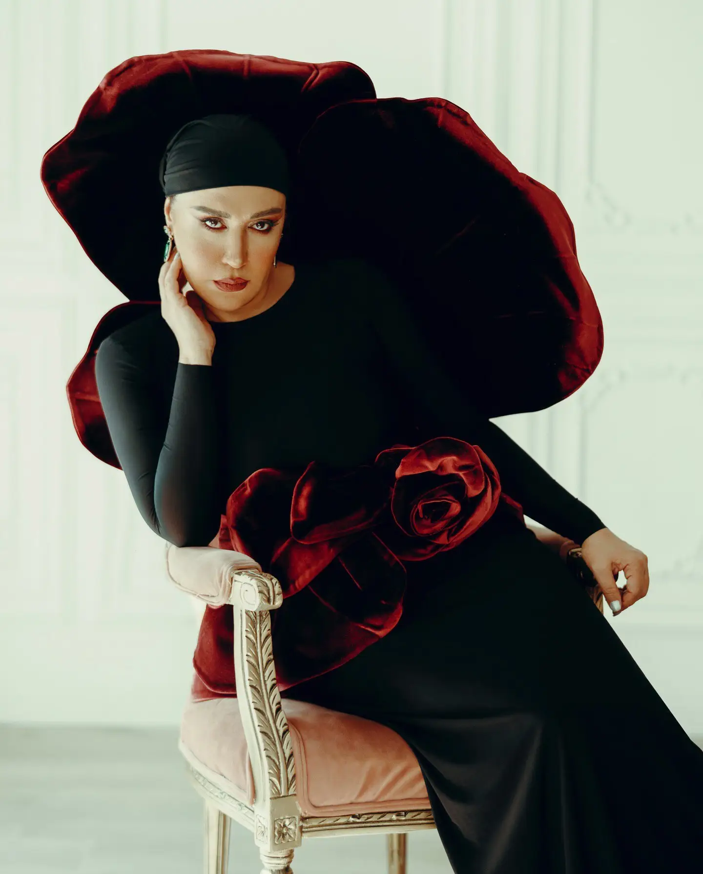 «نسیم ادبی» با استایل کلاسیک مشکی و قرمز