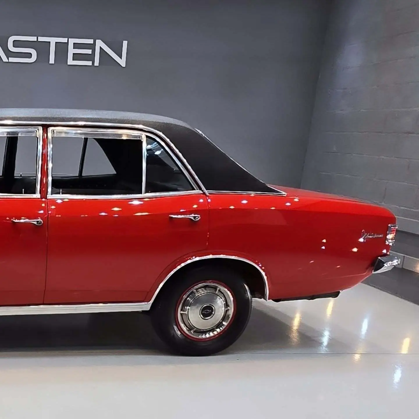 نمایی از خودروی کلاسیک شورولت اوپالا ۳۸۰۰ مدل ۱۹۷۰ با رنگ فابریک، قالپاق‌های اصلی و طراحی مشابه اوپل رکورد در وضعیت کلکسیونی عالی.