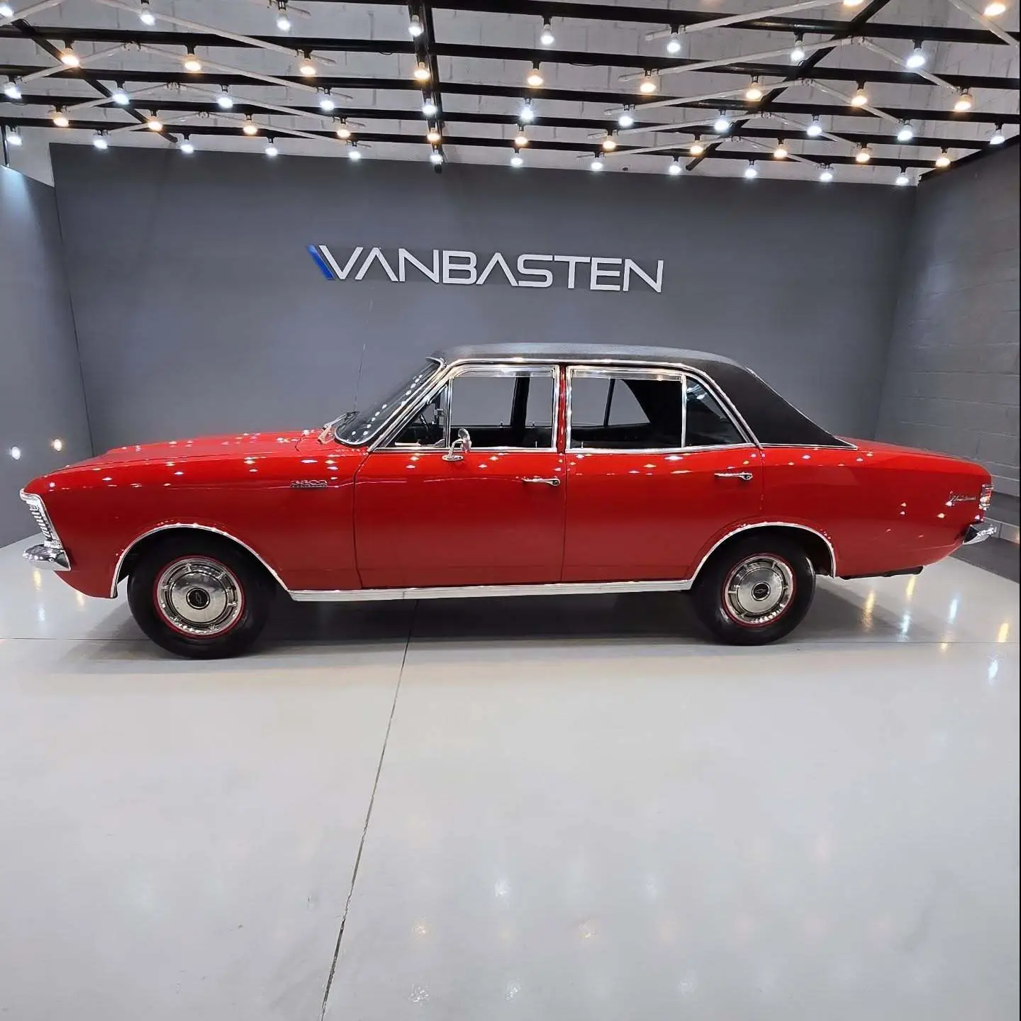 نمایی از خودروی کلاسیک شورولت اوپالا ۳۸۰۰ مدل ۱۹۷۰ با رنگ فابریک، قالپاق‌های اصلی و طراحی مشابه اوپل رکورد در وضعیت کلکسیونی عالی.