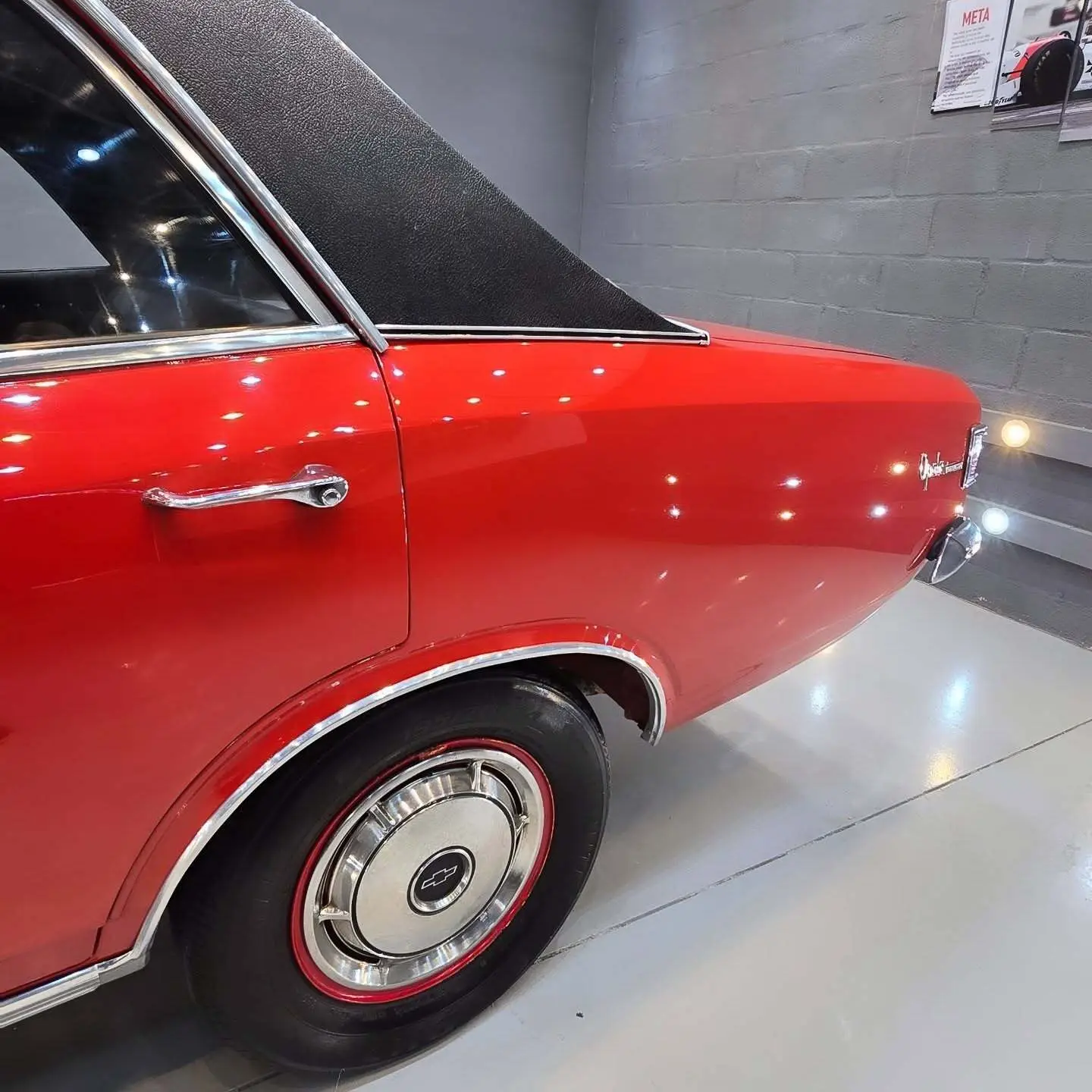 نمایی از خودروی کلاسیک شورولت اوپالا ۳۸۰۰ مدل ۱۹۷۰ با رنگ فابریک، قالپاق‌های اصلی و طراحی مشابه اوپل رکورد در وضعیت کلکسیونی عالی.