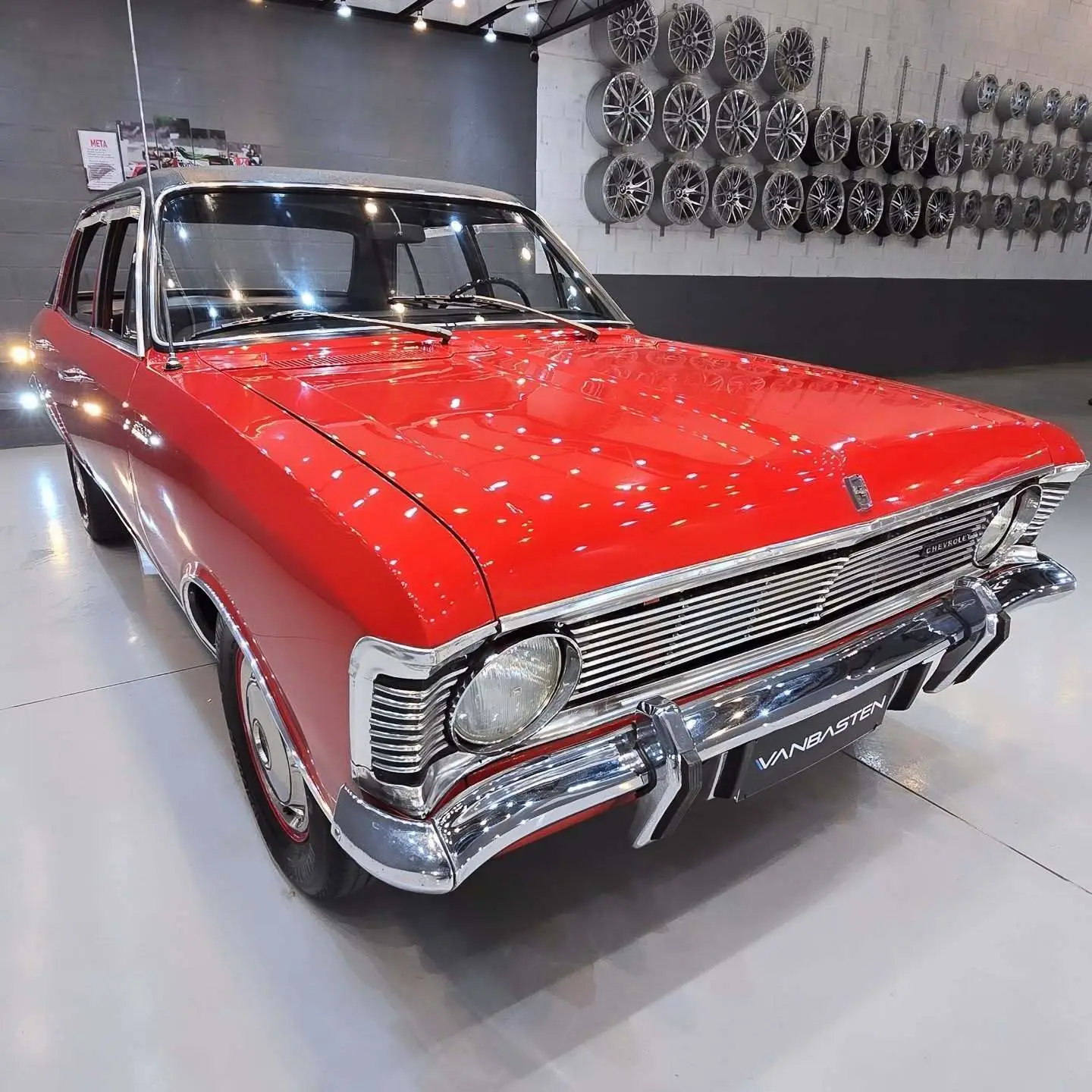 نمایی از خودروی کلاسیک شورولت اوپالا ۳۸۰۰ مدل ۱۹۷۰ با رنگ فابریک، قالپاق‌های اصلی و طراحی مشابه اوپل رکورد در وضعیت کلکسیونی عالی.