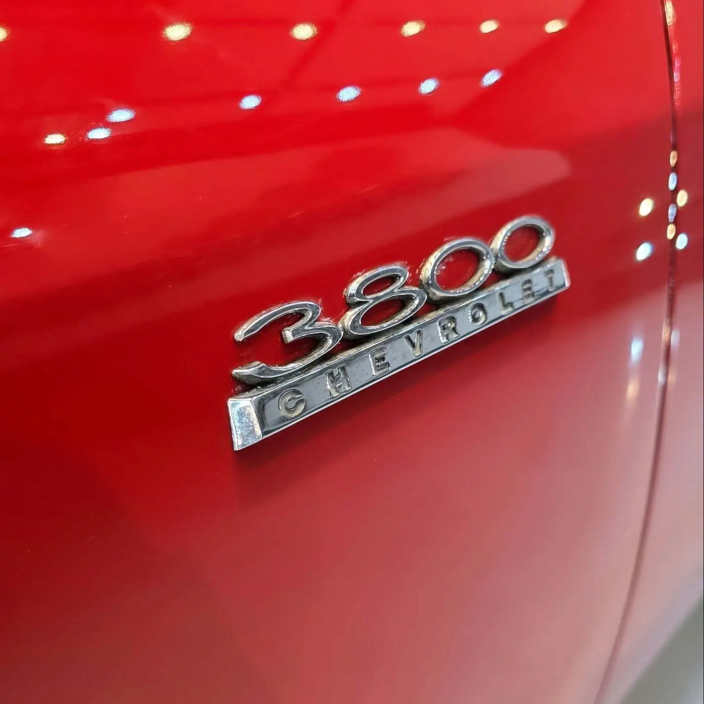 نمایی از خودروی کلاسیک شورولت اوپالا ۳۸۰۰ مدل ۱۹۷۰ با رنگ فابریک، قالپاق‌های اصلی و طراحی مشابه اوپل رکورد در وضعیت کلکسیونی عالی.