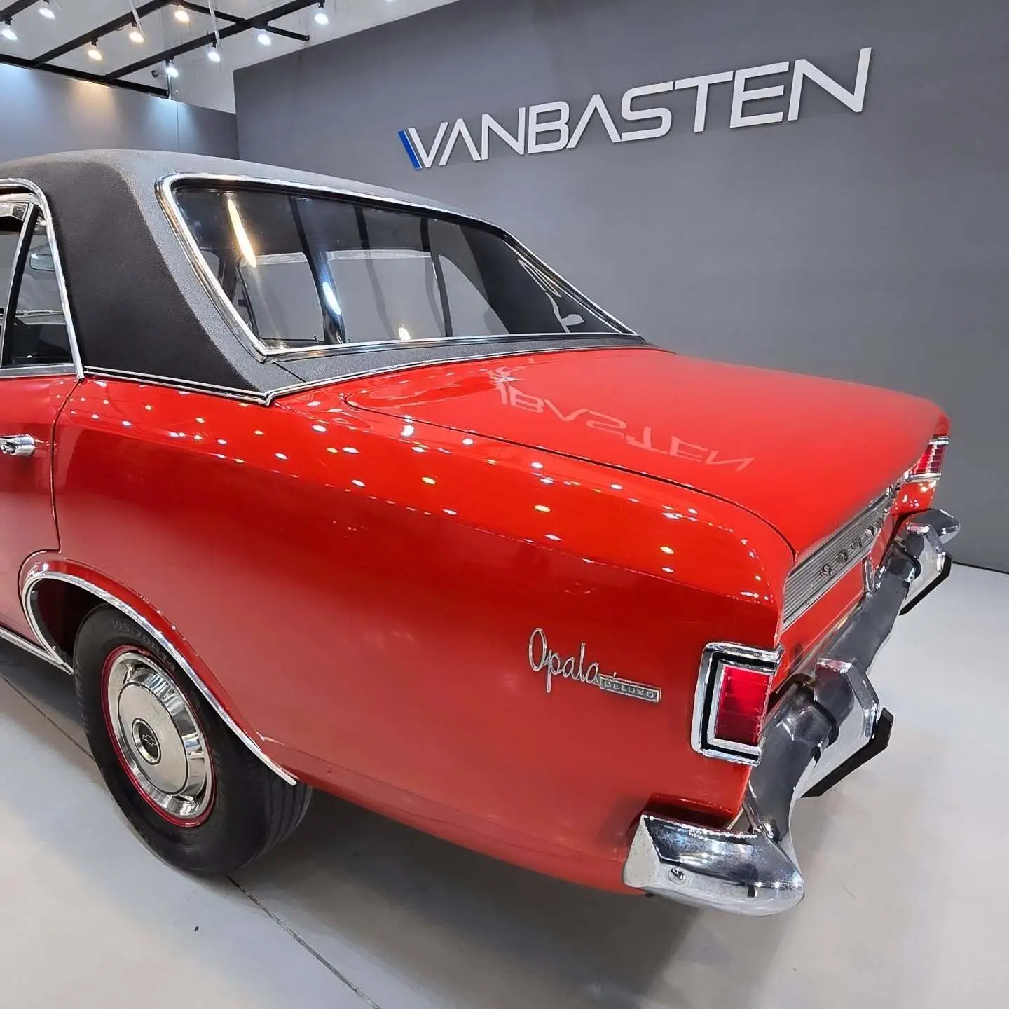 نمایی از خودروی کلاسیک شورولت اوپالا ۳۸۰۰ مدل ۱۹۷۰ با رنگ فابریک، قالپاق‌های اصلی و طراحی مشابه اوپل رکورد در وضعیت کلکسیونی عالی.