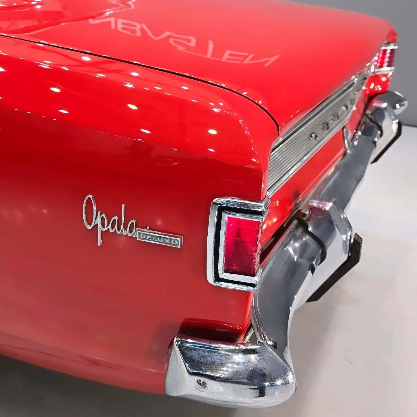 نمایی از خودروی کلاسیک شورولت اوپالا ۳۸۰۰ مدل ۱۹۷۰ با رنگ فابریک، قالپاق‌های اصلی و طراحی مشابه اوپل رکورد در وضعیت کلکسیونی عالی.