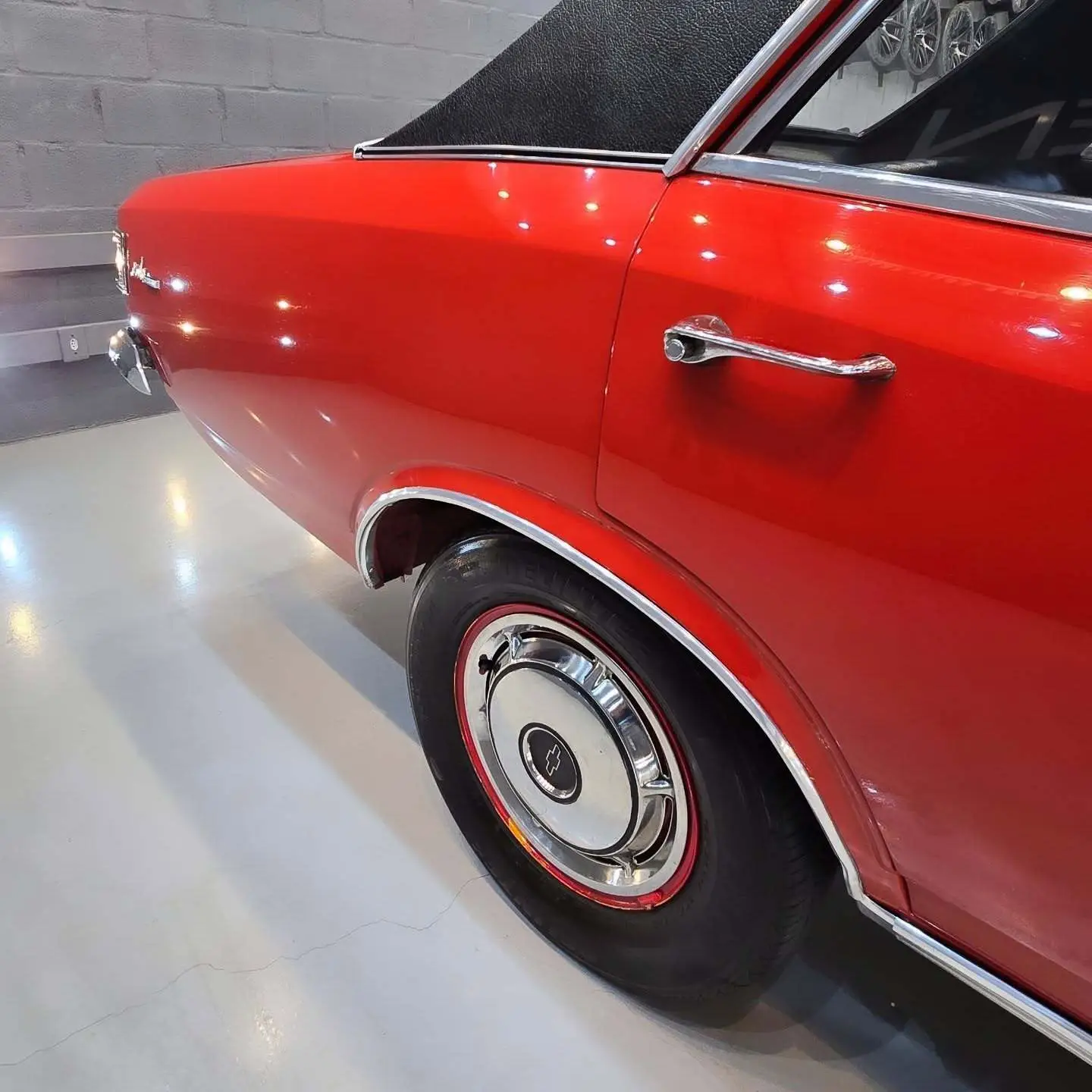 نمایی از خودروی کلاسیک شورولت اوپالا ۳۸۰۰ مدل ۱۹۷۰ با رنگ فابریک، قالپاق‌های اصلی و طراحی مشابه اوپل رکورد در وضعیت کلکسیونی عالی.