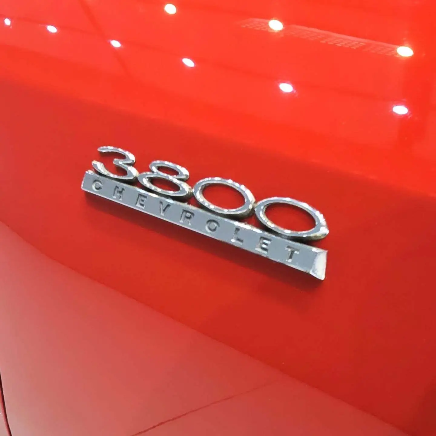 نمایی از خودروی کلاسیک شورولت اوپالا ۳۸۰۰ مدل ۱۹۷۰ با رنگ فابریک، قالپاق‌های اصلی و طراحی مشابه اوپل رکورد در وضعیت کلکسیونی عالی.