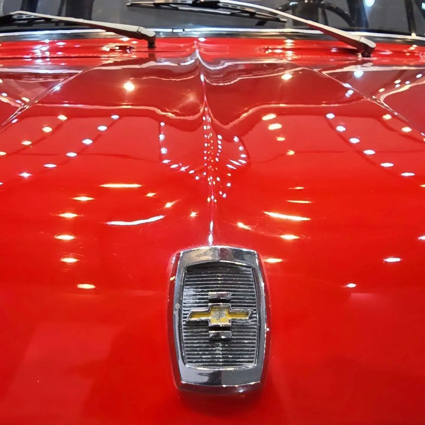 نمایی از خودروی کلاسیک شورولت اوپالا ۳۸۰۰ مدل ۱۹۷۰ با رنگ فابریک، قالپاق‌های اصلی و طراحی مشابه اوپل رکورد در وضعیت کلکسیونی عالی.