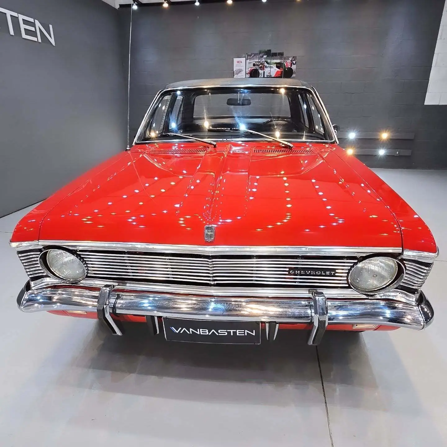 نمایی از خودروی کلاسیک شورولت اوپالا ۳۸۰۰ مدل ۱۹۷۰ با رنگ فابریک، قالپاق‌های اصلی و طراحی مشابه اوپل رکورد در وضعیت کلکسیونی عالی.