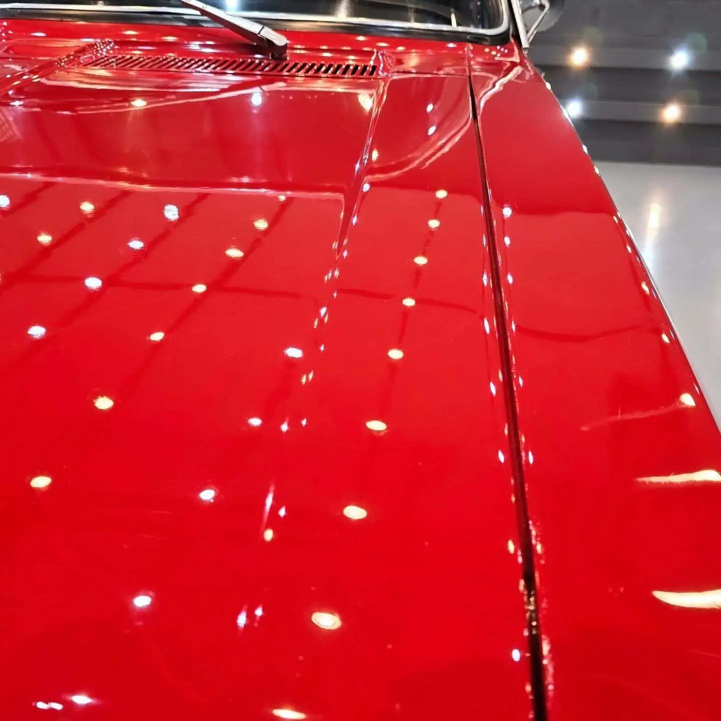 نمایی از خودروی کلاسیک شورولت اوپالا ۳۸۰۰ مدل ۱۹۷۰ با رنگ فابریک، قالپاق‌های اصلی و طراحی مشابه اوپل رکورد در وضعیت کلکسیونی عالی.