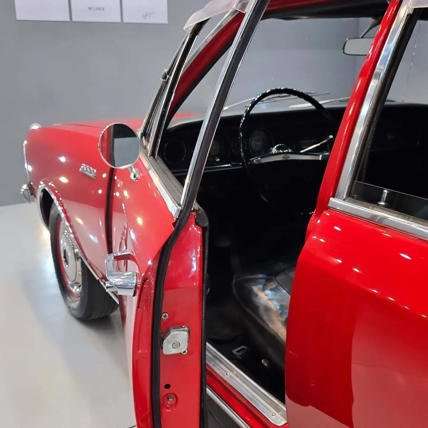 نمایی از خودروی کلاسیک شورولت اوپالا ۳۸۰۰ مدل ۱۹۷۰ با رنگ فابریک، قالپاق‌های اصلی و طراحی مشابه اوپل رکورد در وضعیت کلکسیونی عالی.