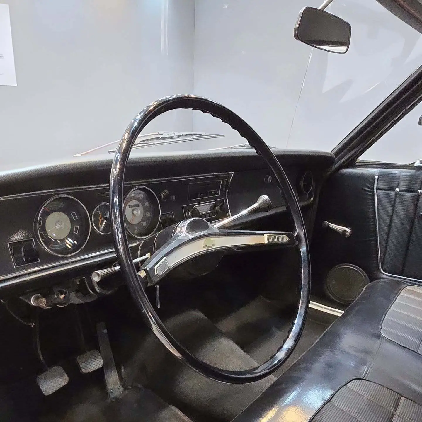 نمایی از خودروی کلاسیک شورولت اوپالا ۳۸۰۰ مدل ۱۹۷۰ با رنگ فابریک، قالپاق‌های اصلی و طراحی مشابه اوپل رکورد در وضعیت کلکسیونی عالی.