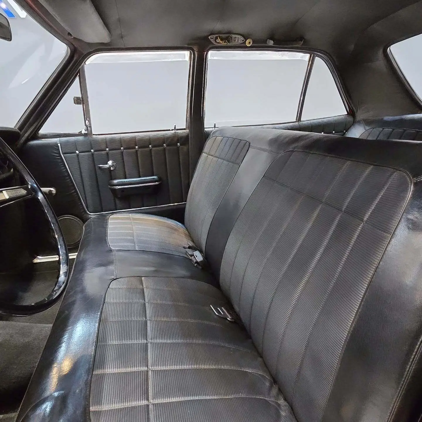 نمایی از خودروی کلاسیک شورولت اوپالا ۳۸۰۰ مدل ۱۹۷۰ با رنگ فابریک، قالپاق‌های اصلی و طراحی مشابه اوپل رکورد در وضعیت کلکسیونی عالی.