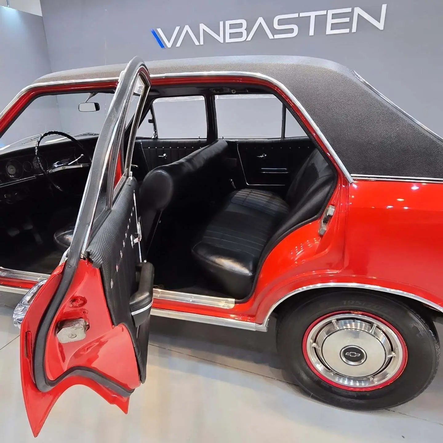 نمایی از خودروی کلاسیک شورولت اوپالا ۳۸۰۰ مدل ۱۹۷۰ با رنگ فابریک، قالپاق‌های اصلی و طراحی مشابه اوپل رکورد در وضعیت کلکسیونی عالی.