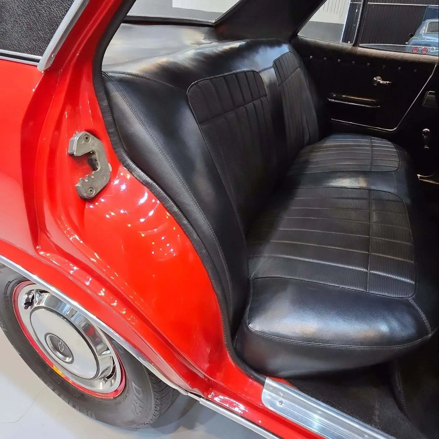 نمایی از خودروی کلاسیک شورولت اوپالا ۳۸۰۰ مدل ۱۹۷۰ با رنگ فابریک، قالپاق‌های اصلی و طراحی مشابه اوپل رکورد در وضعیت کلکسیونی عالی.