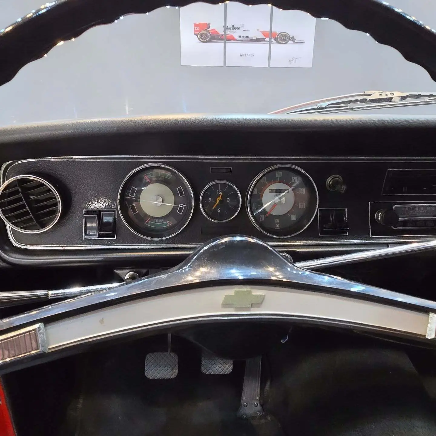 نمایی از خودروی کلاسیک شورولت اوپالا ۳۸۰۰ مدل ۱۹۷۰ با رنگ فابریک، قالپاق‌های اصلی و طراحی مشابه اوپل رکورد در وضعیت کلکسیونی عالی.