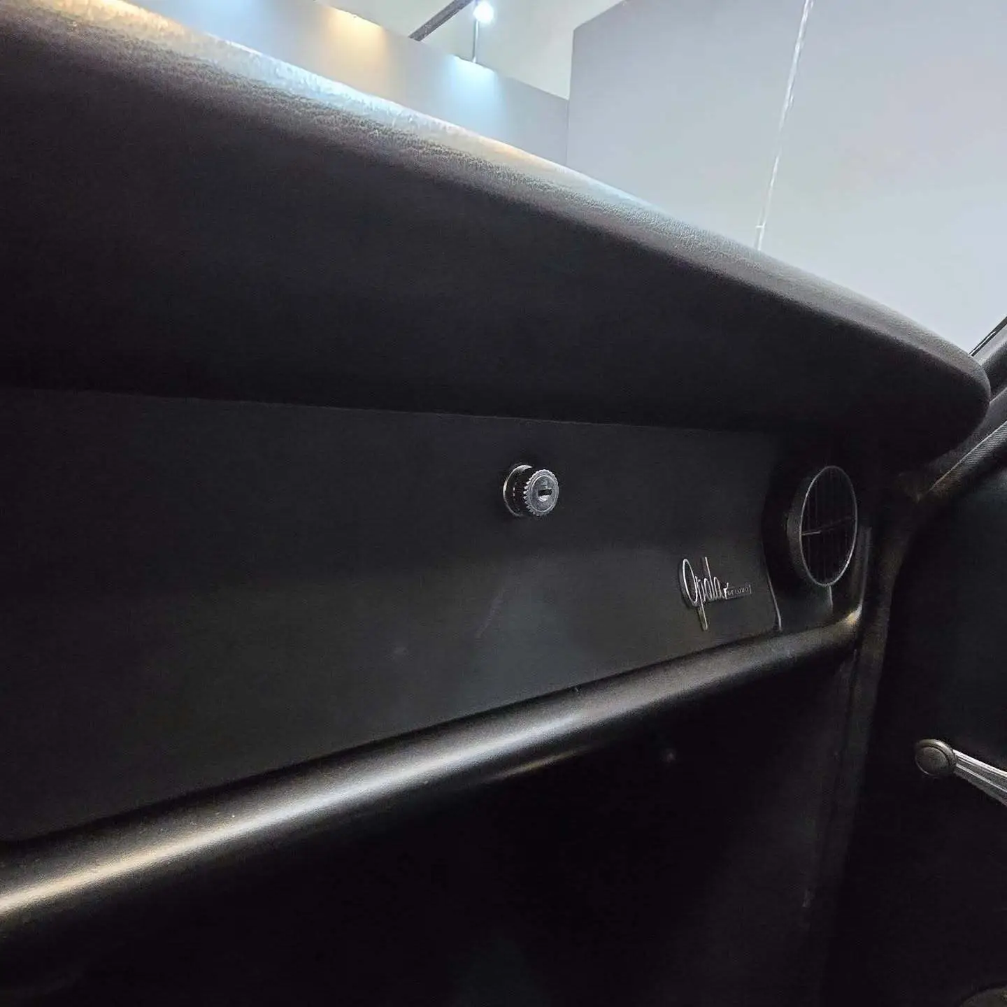 نمایی از خودروی کلاسیک شورولت اوپالا ۳۸۰۰ مدل ۱۹۷۰ با رنگ فابریک، قالپاق‌های اصلی و طراحی مشابه اوپل رکورد در وضعیت کلکسیونی عالی.