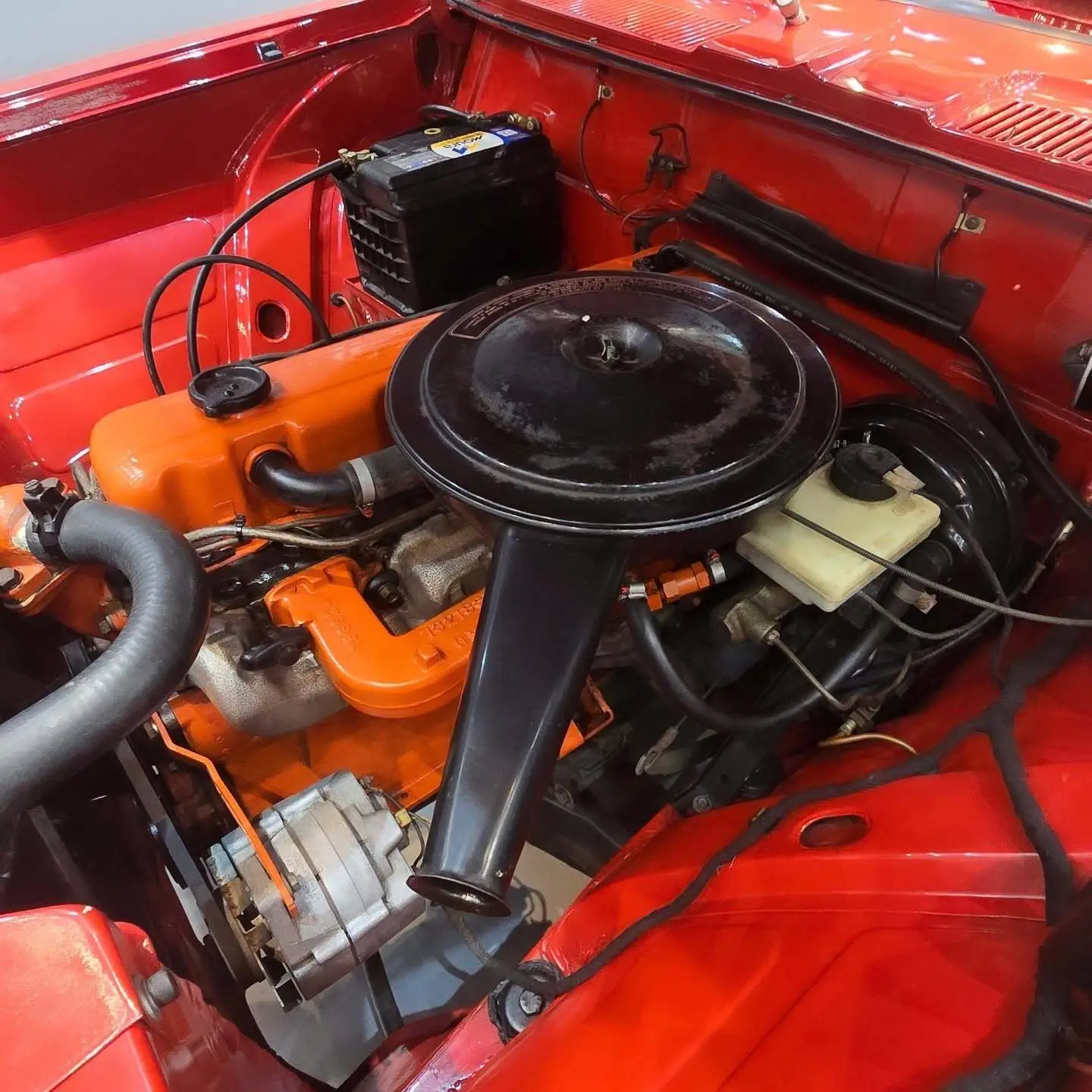 نمایی از خودروی کلاسیک شورولت اوپالا ۳۸۰۰ مدل ۱۹۷۰ با رنگ فابریک، قالپاق‌های اصلی و طراحی مشابه اوپل رکورد در وضعیت کلکسیونی عالی.