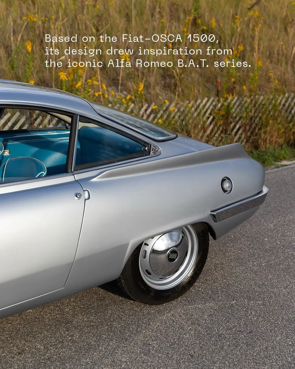 نمای نزدیک از طراحی آیرودینامیک و بدنه مجسمه‌گونه یک خودروی کلاسیک برتونه متعلق به اواخر دهه ۱۹۵۰ با باله‌های نمادین و خطوط تیز بدنه.