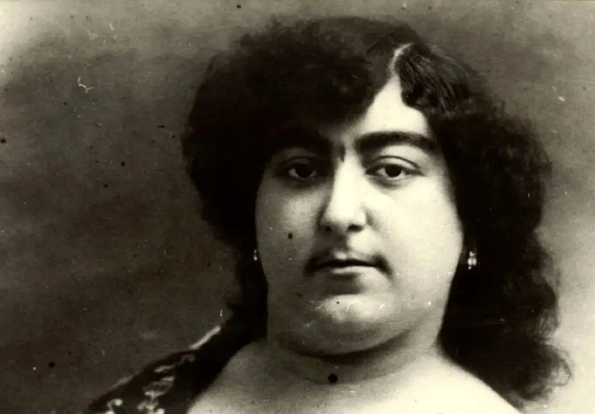 راز دوچرخه‌سواری دختر ناصرالدین‌شاه که جامعه قاجار را به چالش کشید!