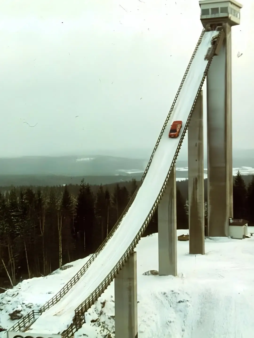  آئودی در سال ۱۹۸۶ توانایی سیستم کواترو را با راندن یک آئودی ۱۰۰ کواترو که تقریباً کاملاً استاندارد بود از روی سکوی پرش اسکی پیتکاووری در شهر یامسا فنلاند ثابت کرد؛ سکویی با شیب ۳۷٫۵ درجه که پوشیده از برف بود.