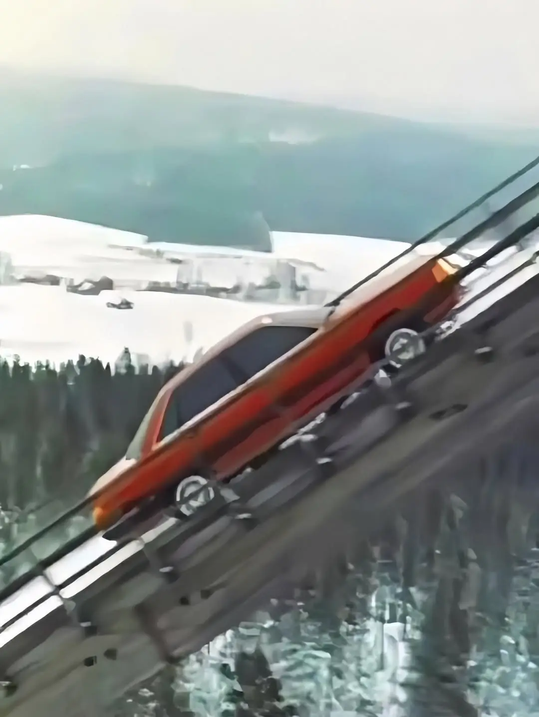  آئودی در سال ۱۹۸۶ توانایی سیستم کواترو را با راندن یک آئودی ۱۰۰ کواترو که تقریباً کاملاً استاندارد بود از روی سکوی پرش اسکی پیتکاووری در شهر یامسا فنلاند ثابت کرد؛ سکویی با شیب ۳۷٫۵ درجه که پوشیده از برف بود.