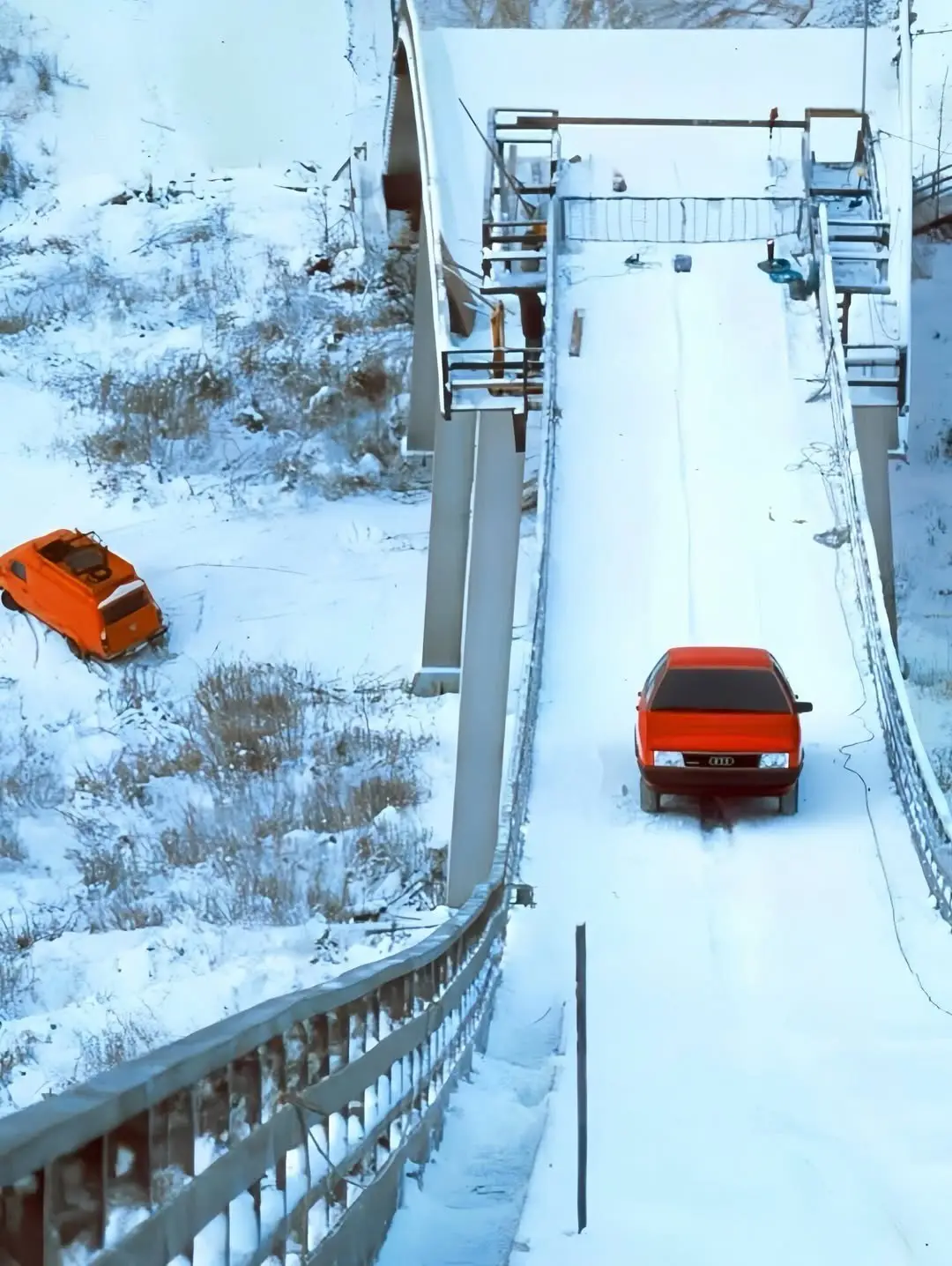  آئودی در سال ۱۹۸۶ توانایی سیستم کواترو را با راندن یک آئودی ۱۰۰ کواترو که تقریباً کاملاً استاندارد بود از روی سکوی پرش اسکی پیتکاووری در شهر یامسا فنلاند ثابت کرد؛ سکویی با شیب ۳۷٫۵ درجه که پوشیده از برف بود.