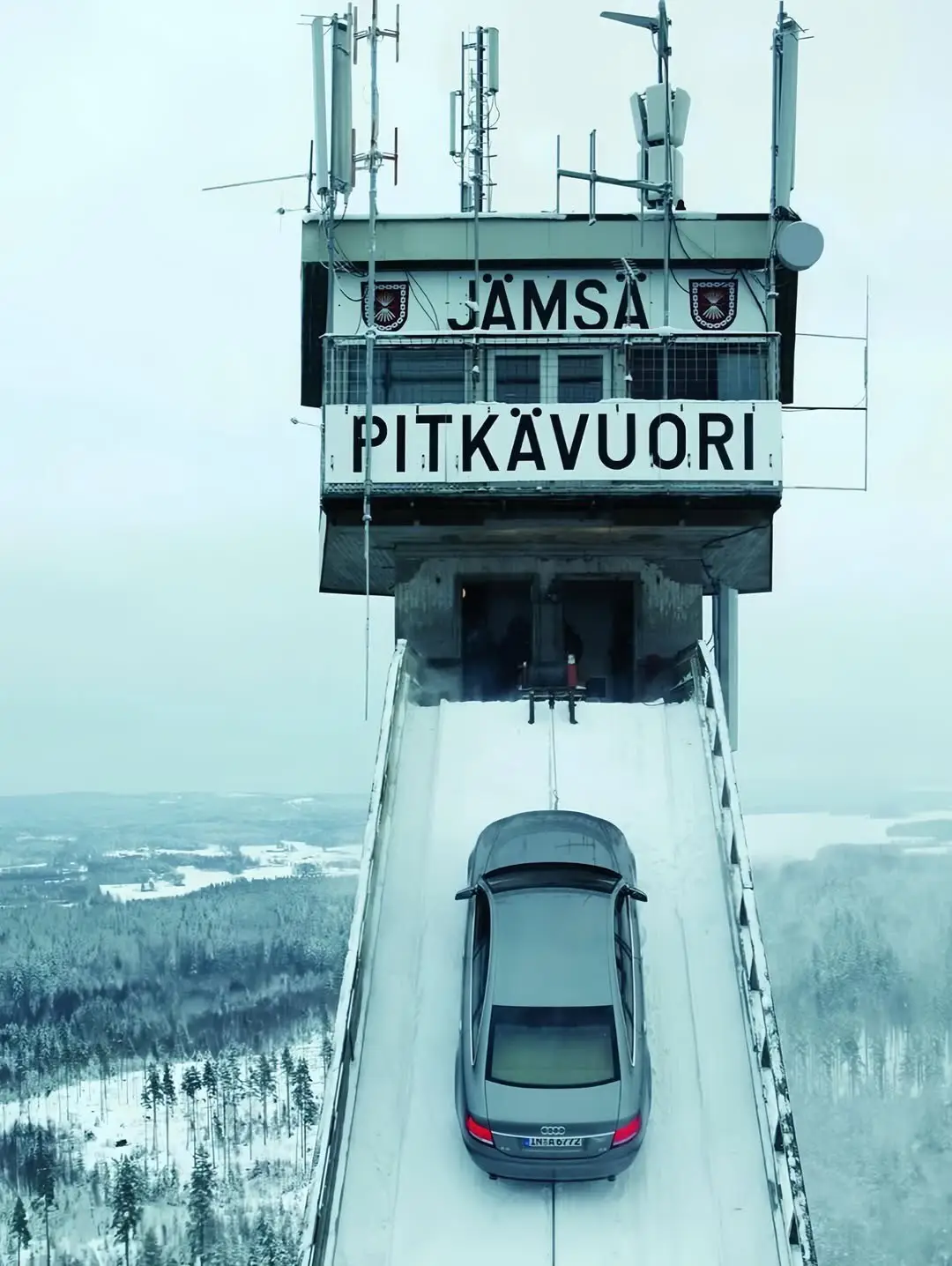  آئودی در سال ۱۹۸۶ توانایی سیستم کواترو را با راندن یک آئودی ۱۰۰ کواترو که تقریباً کاملاً استاندارد بود از روی سکوی پرش اسکی پیتکاووری در شهر یامسا فنلاند ثابت کرد؛ سکویی با شیب ۳۷٫۵ درجه که پوشیده از برف بود.