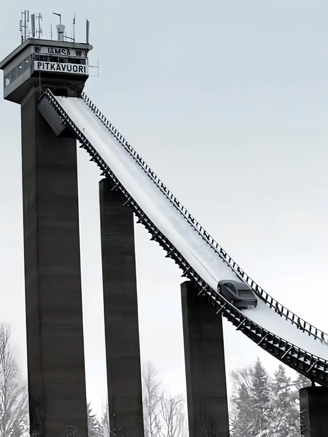  آئودی در سال ۱۹۸۶ توانایی سیستم کواترو را با راندن یک آئودی ۱۰۰ کواترو که تقریباً کاملاً استاندارد بود از روی سکوی پرش اسکی پیتکاووری در شهر یامسا فنلاند ثابت کرد؛ سکویی با شیب ۳۷٫۵ درجه که پوشیده از برف بود.